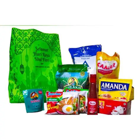 Ibu Ina Menyiapkan Paket Sembako Berisi Beras dan Minyak