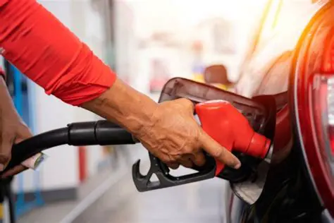 Um Cliente e o Abastecimento de Gasolina